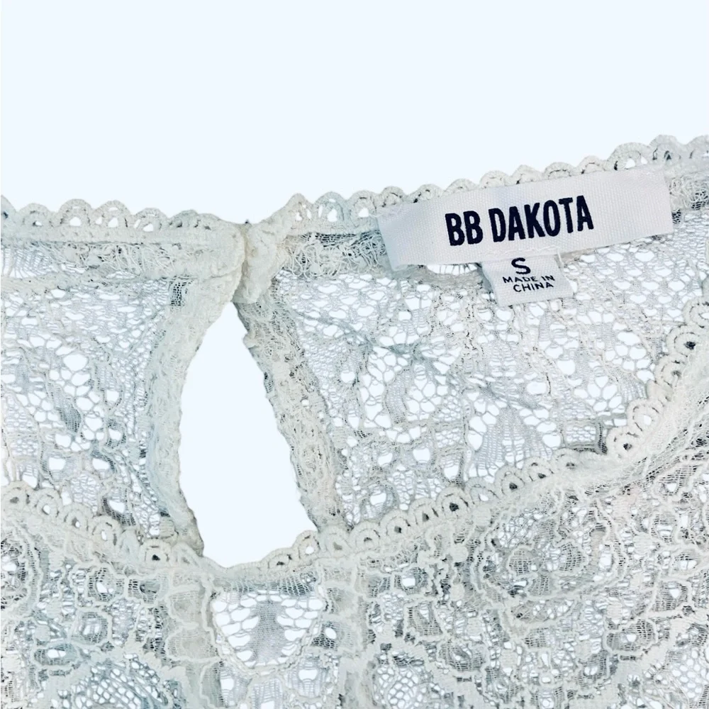 BB Dakota white lace long sleeved popover blouse. Lined. Small. Excellent